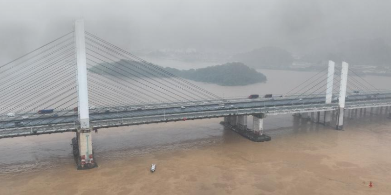 广东佛山九江大桥防撞墩受船舶擦碰，，，，，船只淹没