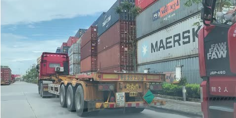 上海港榨取集装箱卡车超重运输