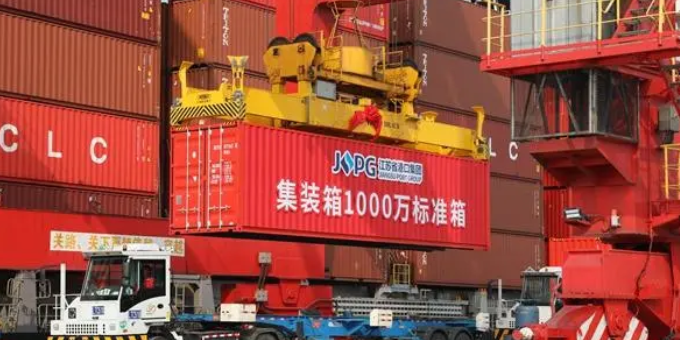 22层楼高的海运集装箱船风浪中屹立不倒是什么原因？？？ -- 亚游国际物流